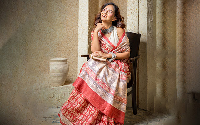 28-07-2026_WB-Mrignanyani-Kolkata-1 Woman wearing a traditional cotton saree in a stylish setting, showcasing elegant handloom saree design and comfortable ethnic fashion