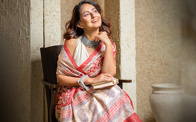 24-08-2026_WB-Mrignanyani-Kolkata-1-copy Indian woman showcasing a designer Chanderi saree with red and cream pattern